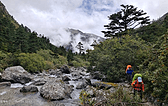 云遮雾罩，突然间起了风景。对付西藏非常多变的天气，同志们要沉住气，不要计较一时的闷热或冷酷。一切如过眼云烟，应如是观。