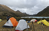 期间过河一次，注意过河点，河道里有脚踏石。错仁错4544，错仁错湖前营地4466。计划营地是湖尾营地，还差1公里多，队员们实在走不动了。此处风景也不错，营地同属五星。