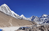 向着普莫里峰和林禅峰的方向，两个多小时后到了高路雪gorakshep，今天的计划营地。由于担心下午天气多变，稍作休息我就跟王sir轻装向大本营赶去。