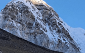 太阳已升起，珠峰却毫无亮点，日照金山的珠峰应该在我们中国那边，这里只有普莫里峰沾了点金光。这一带的雪峰都不带金光，令我有些失望。