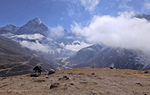 但风景确实极好，有图为证。远方云雾如带缭绕山间，而周围全是高耸雪山，感觉美爆，这趟走的太值了。