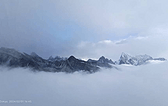 跟预想的一样，下面看起来白茫茫的天空，不过只是天空戴的一顶遮阳帽，穿过去就是晴天。