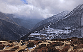 爬到对岸继续前行，路线是沿大峡谷走，大峡谷对岸是大山，大山背后有座白头雪山，应该是唐色姆峰。路上只遇到一两个过来的白人徒步客，其它再无旁人，寂寞走路倒是很快，中午时分到了这条线路的另一个重要住宿点，被大雪覆盖的多乐。