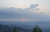 天气不好，日出只有一瞬。只这一瞬间，大地都失去了颜色。